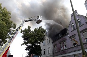 Feuerwehr Dorsten: FW-Dorsten: Ausgedehnter Dachstuhlbrand am Nachmittag. Eine verletzte Person.