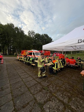 FW-ROW: Großbrand in Mehedorf: Werkstatt durch Feuer vollständig zerstört - Einsatz von über 280 Kräften - Keine Verletzten