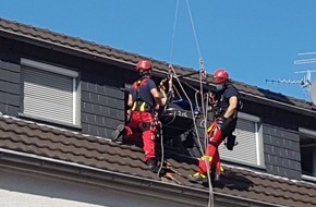 Feuerwehr Bergisch Gladbach: FW-GL: Unterstützung des Rettungsdienstes mittels Feuerwehrkran und Höhenrettung in Bergisch Gladbach