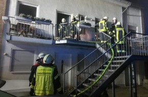Feuerwehr Haan: FW-HAAN: Vier Bewohner über Leiter aus Wohnhaus gerettet - ein Verletzter