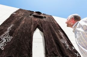 Zell am See-Kaprun: Gigantische Tracht: Größte Lederhose der Welt in Zell am See-Kaprun produziert - BILD