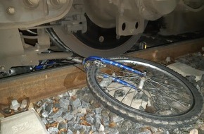 Bundespolizeiinspektion Weil am Rhein: BPOLI-WEIL: S-Bahn kollidiert mit Fahrrad auf dem Gleis - Bundespolizei sucht Zeugen