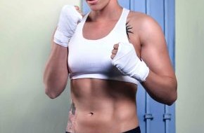 SAT.1: Bullenstark! Kickbox-Weltmeisterin Julia "The Cop" Irmen verspricht: "Im Ring bin ich nicht mehr aufzuhalten!" / Irmen vs. Stavrova am Freitag, 9. Mai 2014,  live bei "ran Boxen" in SAT.1