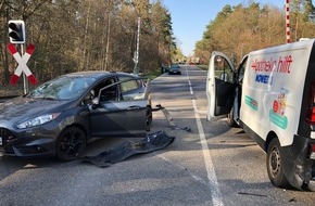 Polizeidirektion Kaiserslautern: POL-PDKL: Heftiger Crash vor Bahnübergang