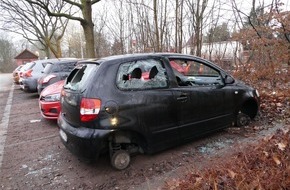 Polizei Coesfeld: POL-COE: Lüdinghausen, Auf der Geest/Schwarzer VW Fox komplett zerstört