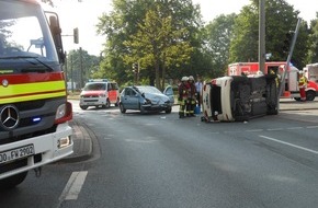 Feuerwehr Dortmund: FW-DO: Lindenhorst: Taxi und PKW stoßen zusammen - vier Verletzte Personen