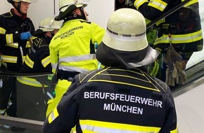 Feuerwehr München: FW-M: Kind klemmt sich Hand in Rolltreppe ein (Altstadt)