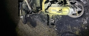 Polizei Duisburg: POL-DU: Beeckerwerth: Kleinkraftrad in Flammen - Kripo sucht Zeugen