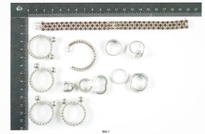 Polizei Bochum: POL-BO: Halskette, Ohrringe und Serviettenhalter: Wem gehören diese Gegenstände?