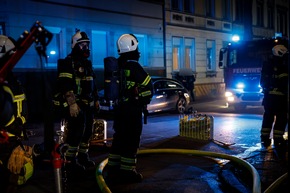 FW-MK: Feuerwehr rettet 11 Personen aus verrauchtem Geb&auml;ude