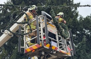 Freiwillige Feuerwehr Tönisvorst: FW Tönisvorst: Die Weihnachtsbeleuchtung in Vorst ist bereit. Die Freiwilligen Feuerwehr Tönisvorst unterstützt die Kolpingfamilie beim Aufhängen der Weihnachtsbeleuchtung im Vorster Ortskern.