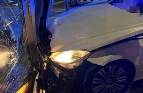 Polizei Duisburg: POL-DU: Wanheimerort: Mercedes kollidiert mit Fassade einer Bäckerei