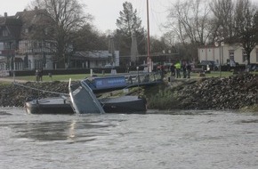 Polizeipräsidium Einsatz, Logistik und Technik: PP-ELT: Tanker kollidiert mit zwei Schiffsanlegern in Speyer