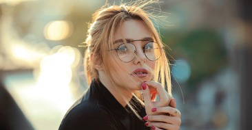 Kuratorium Gutes Sehen e.V.: Die neuen Beauty-Tipps: Brille statt Botox