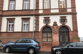 Polizeidirektion Pirmasens: POL-PDPS: Mehrere Glaselemente am Verbandsgemeindegebäude eingeschlagen
