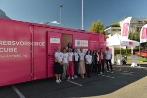 Brustkrebs-Aufklärung im PINK CUBE heute vor dem Mythen Center in Schwyz - Medienmitteilung und FOTOS