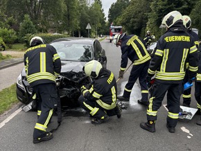 FW-AUR: Hilfeleistung nach Verkehrsunfall