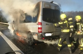 Feuerwehr Olpe: FW-OE: Starke Rauchentwicklung durch Brand eines Transporters