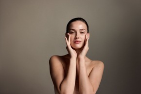 A gift from nature: Mit der Limited Edition Festive Season 2026 von Dr. Hauschka achtsame Pflegemomente f&uuml;r mehr Selbstf&uuml;rsorge schenken.