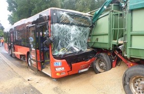 Polizeiinspektion Lüneburg/Lüchow-Dannenberg/Uelzen: POL-LG: ++ Ebstorf, OT Altenebstorf - Zusammenstoß zwischen Linienbus und Anhänger - fünf Leichtverletzte ++