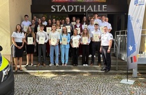 Hauptzollamt Schweinfurt: HZA-SW: Berufseinsteiger beim Hauptzollamt Schweinfurt - 22 neue Nachwuchskr&auml;fte starten ihre Zoll-Karriere