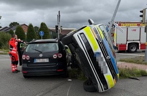 Freiwillige Feuerwehr Aurich: FW-AUR: Mit Streifenwagen zusammengeprallt