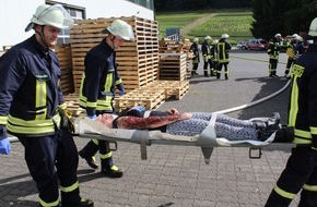 Feuerwehr Kirchhundem : FW-OE: Rauchentwicklung in Produktionshalle - schwerverletzter unter Stahlrohren