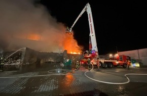 Feuerwehr Dortmund: FW-DO: Großbrand bei Recyclingfirma im Dortmunder Hafen