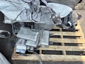 ZOLL-E: Staatsanwaltschaft Duisburg und Zollfahndung Essen - eine halbe Tonne Kokain im Duisburger Hafen sichergestellt