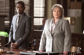 SAT.1: Hollywood-Ikone Kathy Bates in der brandneuen Dramedy "Harry's Law" ab 5. Juli in SAT.1 (BILD)