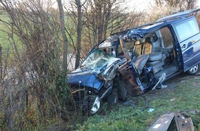 Polizeidirektion Neustadt/Weinstraße: POL-PDNW: (Eppstein) Verkehrsunfall mit eingeklemmter Fahrzeugführerin, Fahrzeug kommt von der Fahrbahn ab