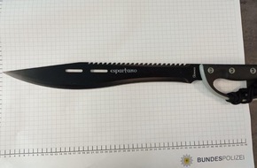 Bundespolizeidirektion Sankt Augustin: BPOL NRW: 16-Jähriger mit Machete im Bahnhof - Jugendlicher kam Bundespolizisten verdächtig vor