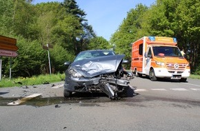 Polizei Minden-Lübbecke: POL-MI: Verkehrsunfall mit Leichtverletzten - Zwei Mal Totalschaden