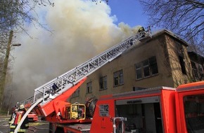 Feuerwehr Essen: FW-E: Feuer in leer stehendem Wohn- und Geschäftshaus in Essen-Schonnebeck, keine Verletzten
