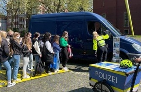 Polizei Bochum: POL-BO: "Girls Day 2022" - Rund 120 Mädchen schnupperten Polizeiluft und bekamen spannende Einblicke in den Beruf