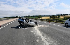 Polizeiinspektion Hildesheim: POL-HI: Unfallflucht auf der BAB7 bei Seesen - Fahrzeug &uuml;berschl&auml;gt sich