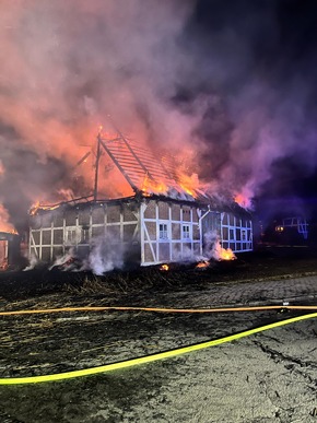 POL-STD: Großfeuer vernichtet drei Gebäude in Dollern - ca. 2,5 Millionen Euro Sachschaden