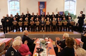 Verband der Feuerwehren im Kreis Paderborn: FW-PB: 100 Torten und Kuchen für Feuerwehrsenioren