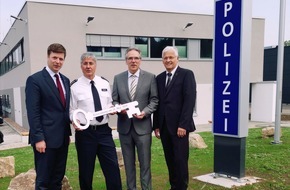 Polizeipräsidium Nordhessen - Kassel: POL-KS: Neue Polizeistation Melsungen offiziell eröffnet:
Symbolische Schlüsselübergabe an Stationsleiter Gerd Kümmel