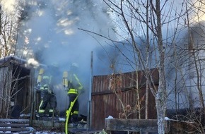 Feuerwehr der Stadt Arnsberg: FW-AR: Brand in Gartenhütte erfolgreich gelöscht- Umfangreicher Einsatz der Feuerwehr