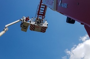 Feuerwehr Iserlohn: FW-MK: Defekter Hubsteiger bringt Baumpfleger in missliche Lage