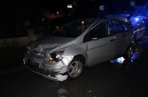 Polizei Minden-Lübbecke: POL-MI: Bei Abbiegemanöver auf B 65: Renault und Mercedes stoßen zusammen