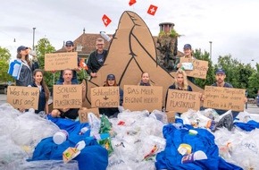 OceanCare: Kunstaktion und Übergabe Plastikpetition in Bern
