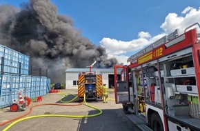 Kreisfeuerwehrverband Rendsburg-Eckernförde: FW-RD: 380 Einsatzkräfte löschen Großbrand in Melsdorf