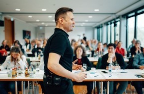 Khatrao Consulting GmbH: Golden Voice Academy: "Aber du hast doch gar keine Sprecherstimme …" – Profisprecher Patrick Khatrao verrät, warum das ein Irrtum ist