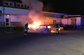 Freiwillige Feuerwehr Lage: FW Lage: PKW Brand am Gebäude - 03.05.2018 - 3:34 Uhr