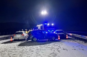 Polizeidirektion Neustadt/Weinstra&szlig;e: POL-PDNW: Polizeiautobahnstation Ruchheim - Pl&ouml;tzlicher Wintereinbruch beg&uuml;nstigt zwei Verkehrsunf&auml;lle zwischen insgesamt sieben Fahrzeugen mit mehreren verletzten Personen auf der A6 bei Gr&uuml;nstadt