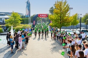 ABUS Gruppe: „Tour der Hoffnung“ zu Besuch bei ABUS – Spendenradtour macht Zwischenstopp in Wetter