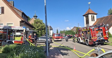 KFV-CW: Holzlager geht in Flammen auf / Backhaus und Feuerwehrmagazin blieben verschont