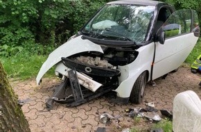 Polizei Mettmann: POL-ME: Nach Fahrfehler von Fahrbahn abgekommen - Smart prallt gegen Baum - Rettungshubschrauber im Einsatz - Velbert - 2205138
